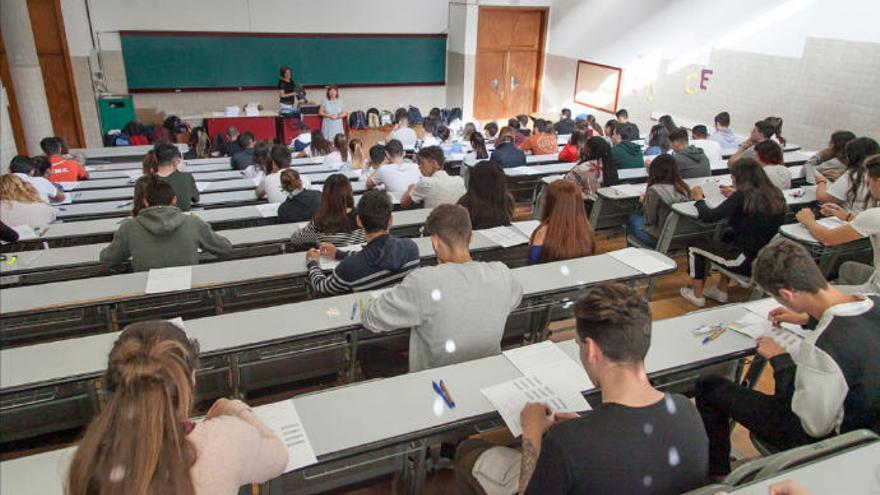 Estudiantes durante un examen en la ULL del  pasado curso.