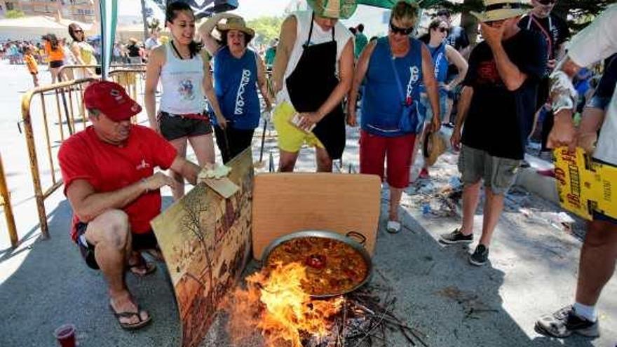 Miembros de los Moros Pakkos cocinando su paella.