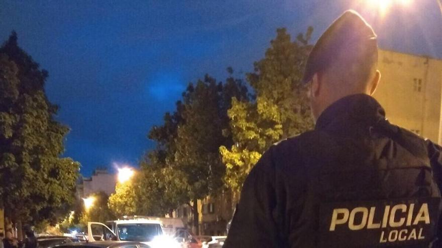 Un agente de la PolicÃ­a Local durante una actuaciÃ³n en Palma.