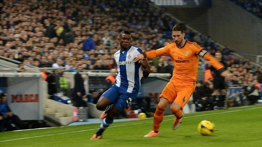 El Madrid vence por la mínima en Cornellá y se engancha a la Liga