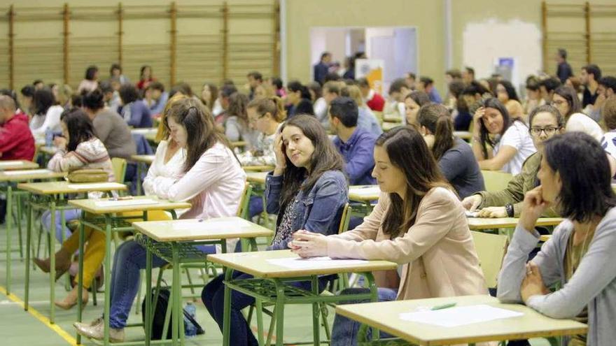 Opositores para maestros de primaria, antes de iniciar las pruebas, el pasado año, en Santiago.