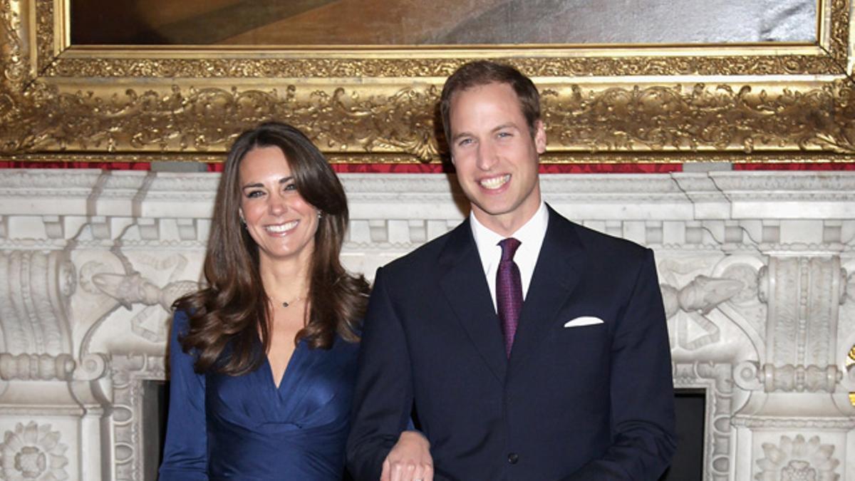 Kate Middleton y Guillermo de Inglaterra en el anuncio de su compromiso