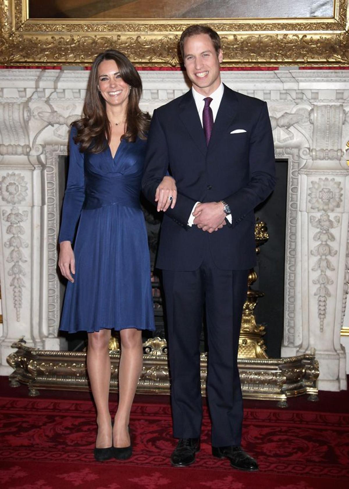 Kate Middleton y Guillermo de Inglaterra en el anuncio de su compromiso