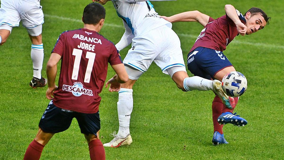Borja Galán intenta llevarse la pelota entre dos jugadores del Pontevedra. |  // GUSTAVO SANTOS