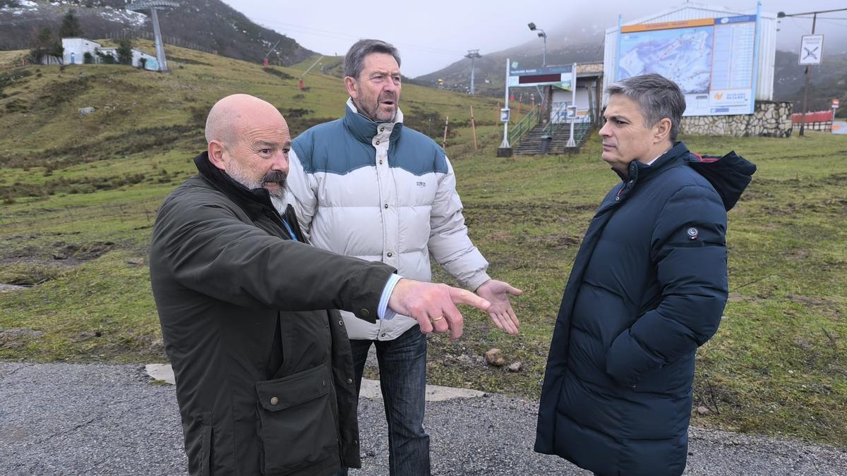 Por la derecha, Pedro de Rueda, Ramón Marinero y Fernando Secades, este jueves en Pajares.