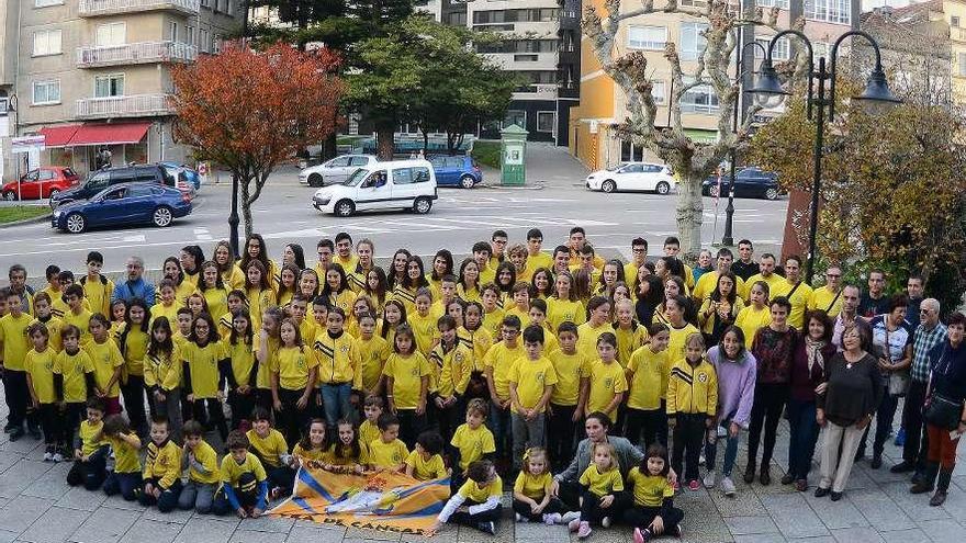 La foto de familia del Vila de Cangas, ayer delante del Concello. // Gonzalo Núñez