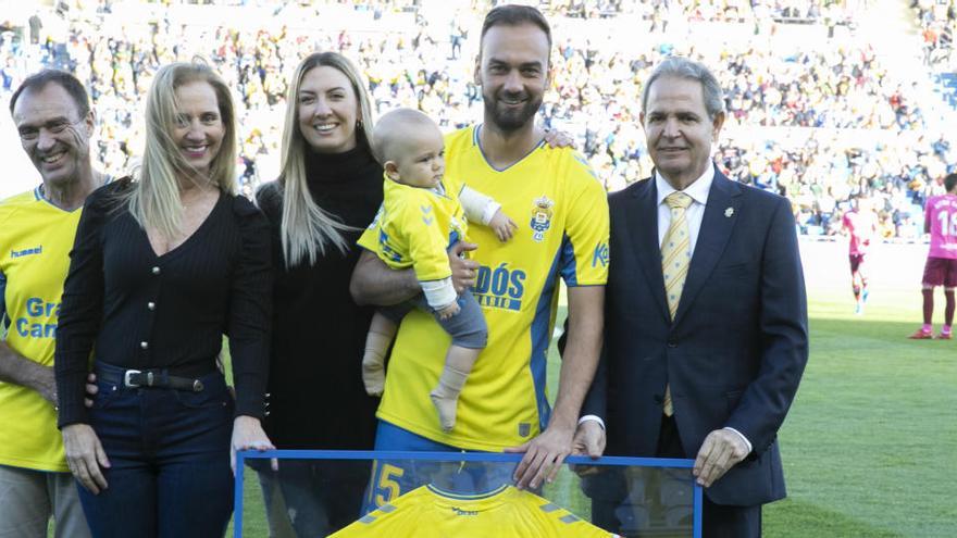 Deivid, junto a su familia, antes de la disputa del derbi, en compañía de Nicolás Ortega, en el reconocimiento a los 100 partidos.