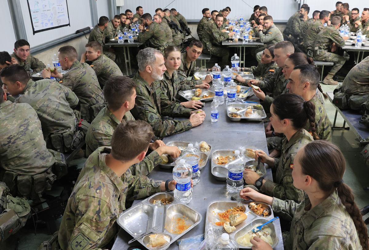 El rey Felipe VI y la infanta Leonor de Boerbón, en las maniobras de los alumnos de la Academia General Militar en el Centro Nacional de Adiestramiento de San Gregorio