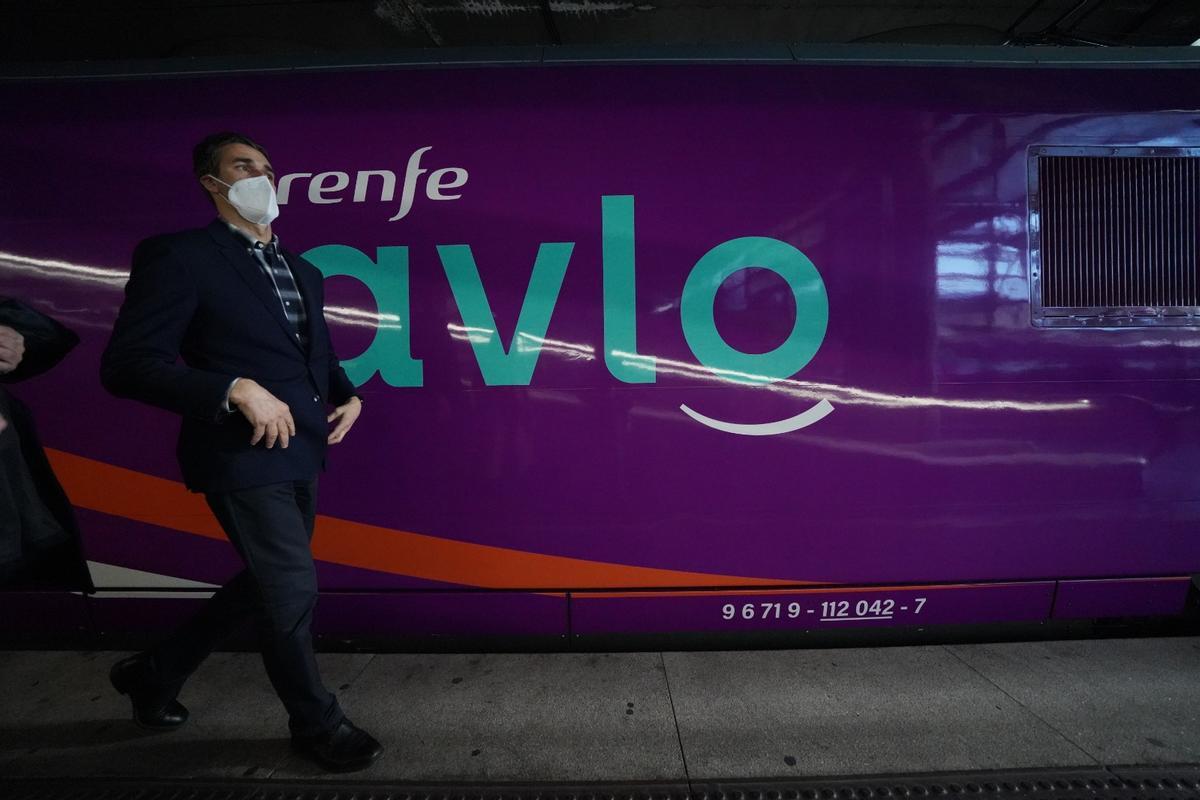 El primer AVE low cost Avlo sale de Madrid con destino València