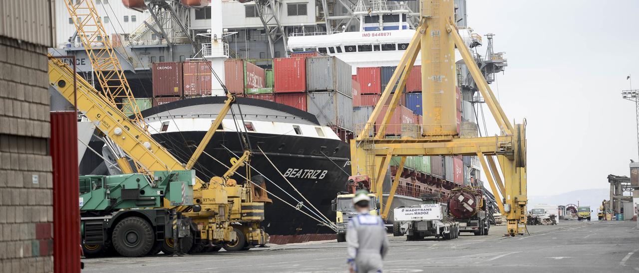 Un trabajador camina por una de las zonas del Puerto durante su jornada laboral.