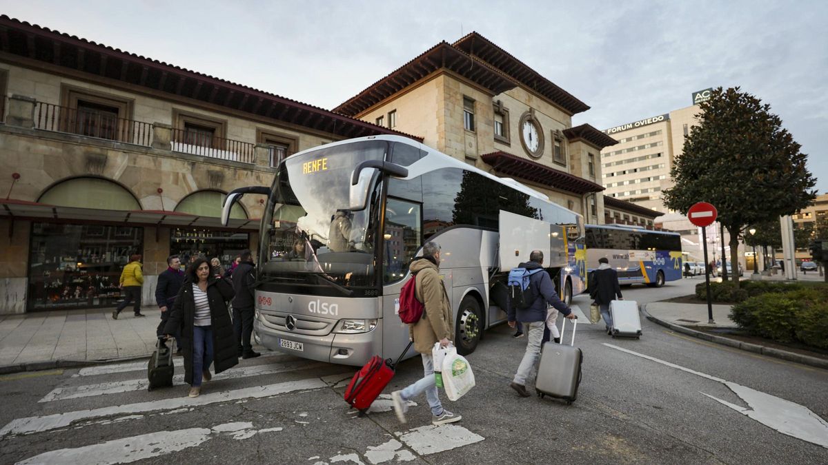 Pasajeros de la alta velocidad ferroviaria, durante el transbordo a un autobús rumbo a León, en la estación de Oviedo.