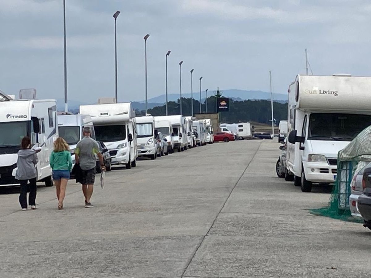 El problema de las autocaravanas va en aumento: La masiva afluencia de autocaravanas que registra O Grove, y que el alcalde llegó a definir como “invasión”, se ha convertido en “un problema” que no hace más que acrecentarse. Ayer, sin ir más lejos, había decenas de vehículos vivienda estacionados en la zona portuaria de O Corgo, donde los marineros denunciaron hace días que ocupaban su espacio y que los autocaravanistas incluso hacen de comer en el propio puerto.