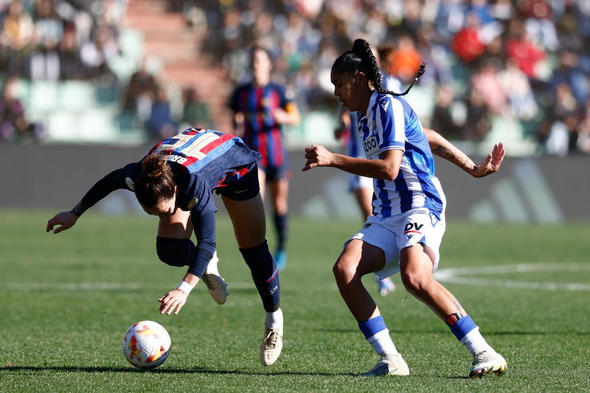 Gaby Garcia, que s'ha retirat lesionada, pugna amb Lucy Bronze