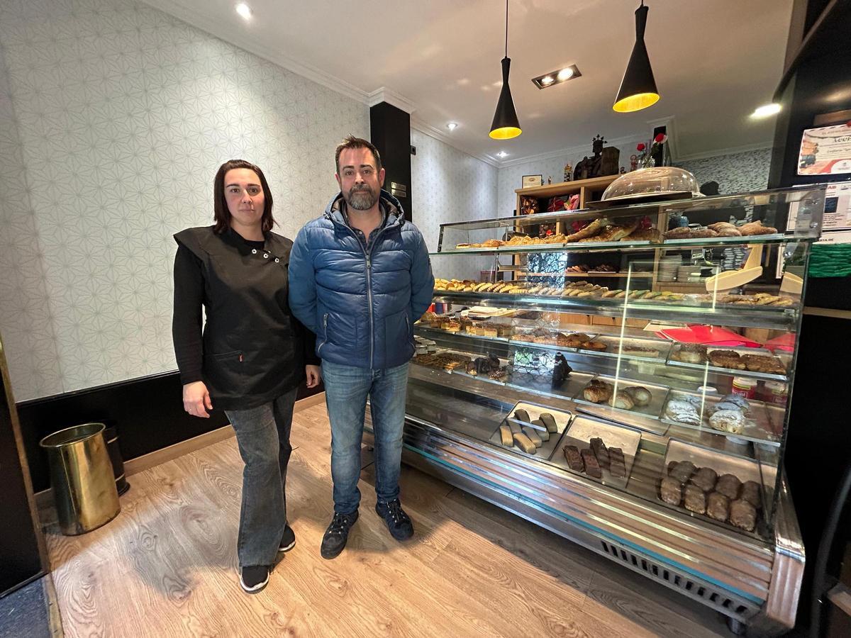 Cristina Pastur y Santiago García en la confitería Las Fuentes de Pravia.