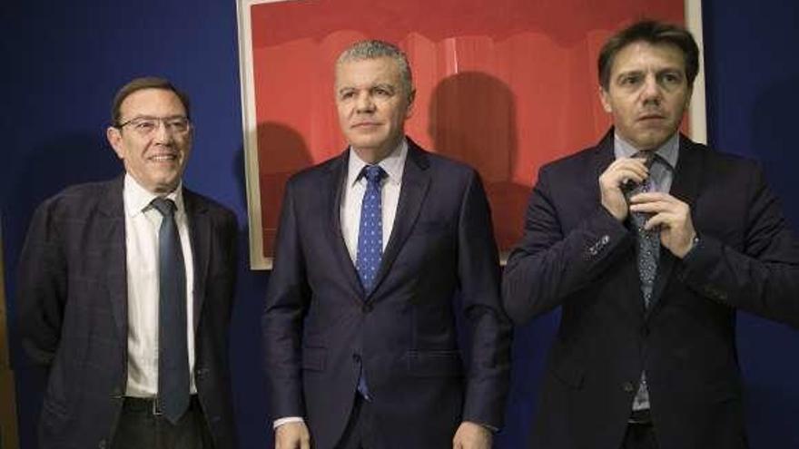 Por la izquierda, Juan Vázquez, Belarmino Feito y José Álvarez Almeida, ayer, en la sede de FADE.