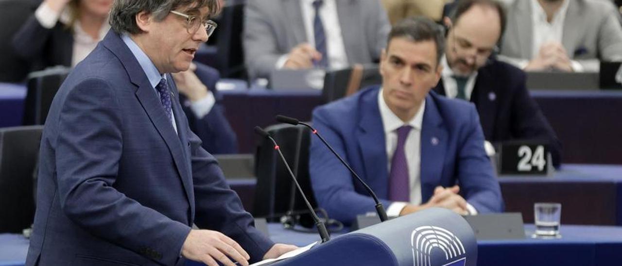 Carles Puigdemont interviene ante Pedro Sánchez en el Parlamento Europeo, el pasado 13 de diciembre.