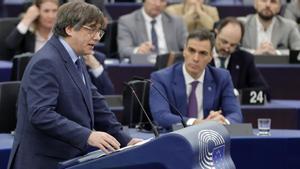 Carles Puigdemont interviene ante Pedro Sánchez en el Parlamento Europeo, el pasado 13 de diciembre.