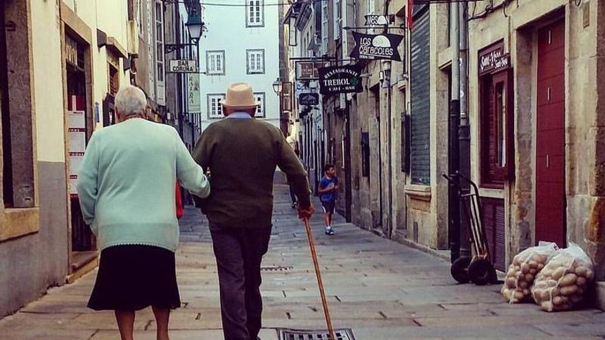 Los jubilados de Santiago cobran 200 euros más al mes que la pensión media gallega