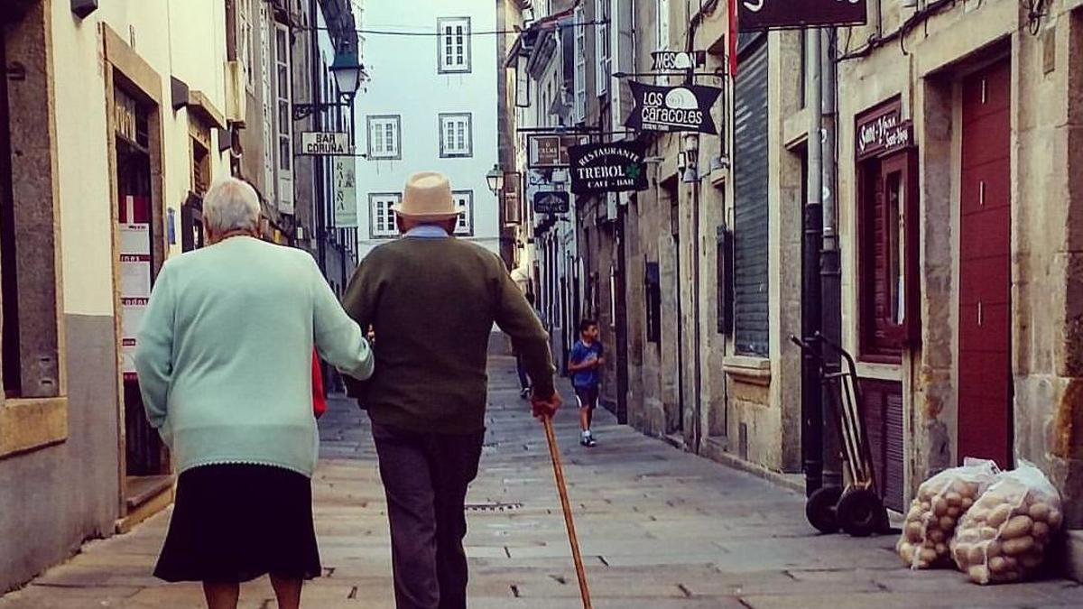 Imagen de una pareja de jubilados paseando