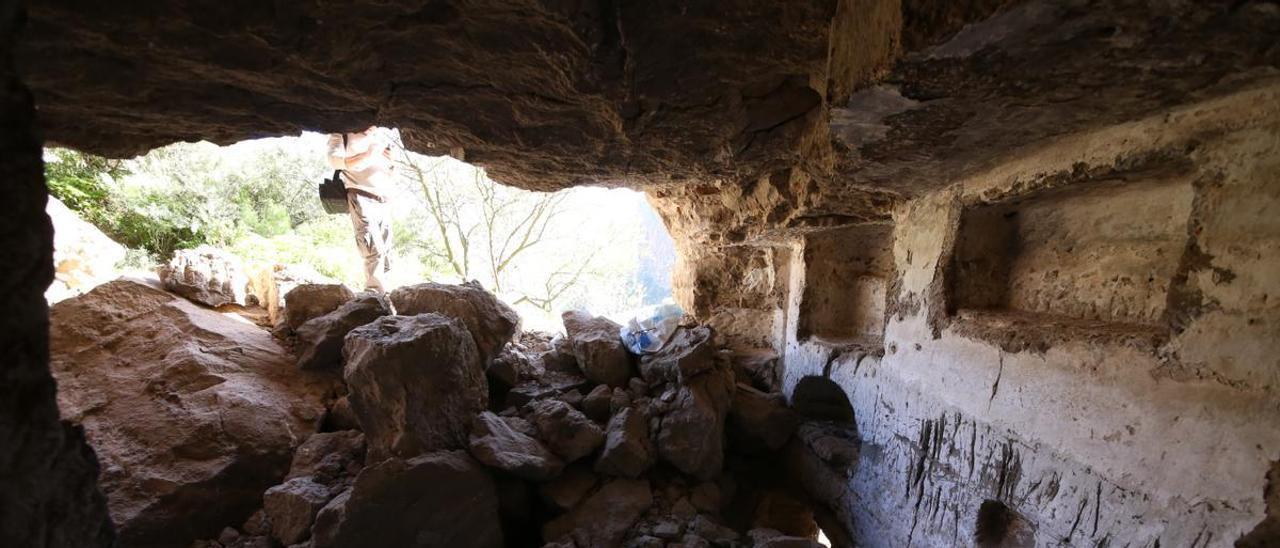 Estado de ruina en el interior de una de las cuevas del poblado aborigen de Risco Caído