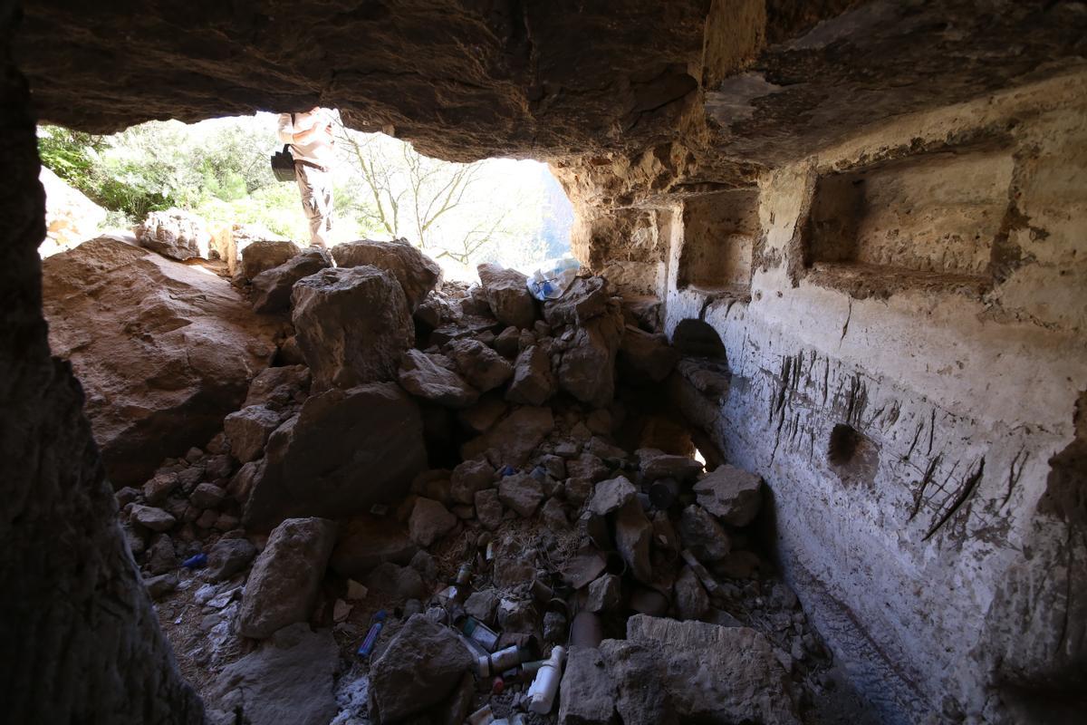 Estado de ruina en el interior de una de las cuevas del poblado aborigen de Risco Caído