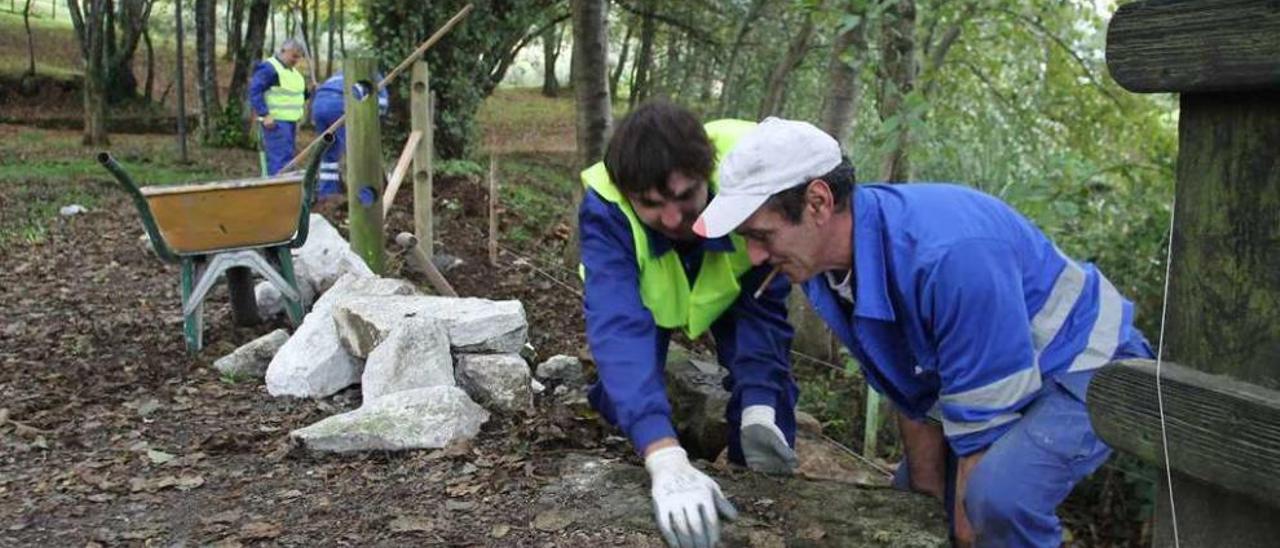 Personal de la nueva brigada de mantenimiento del Paseo do Pontiñas de Lalín. // Bernabé/Gutier