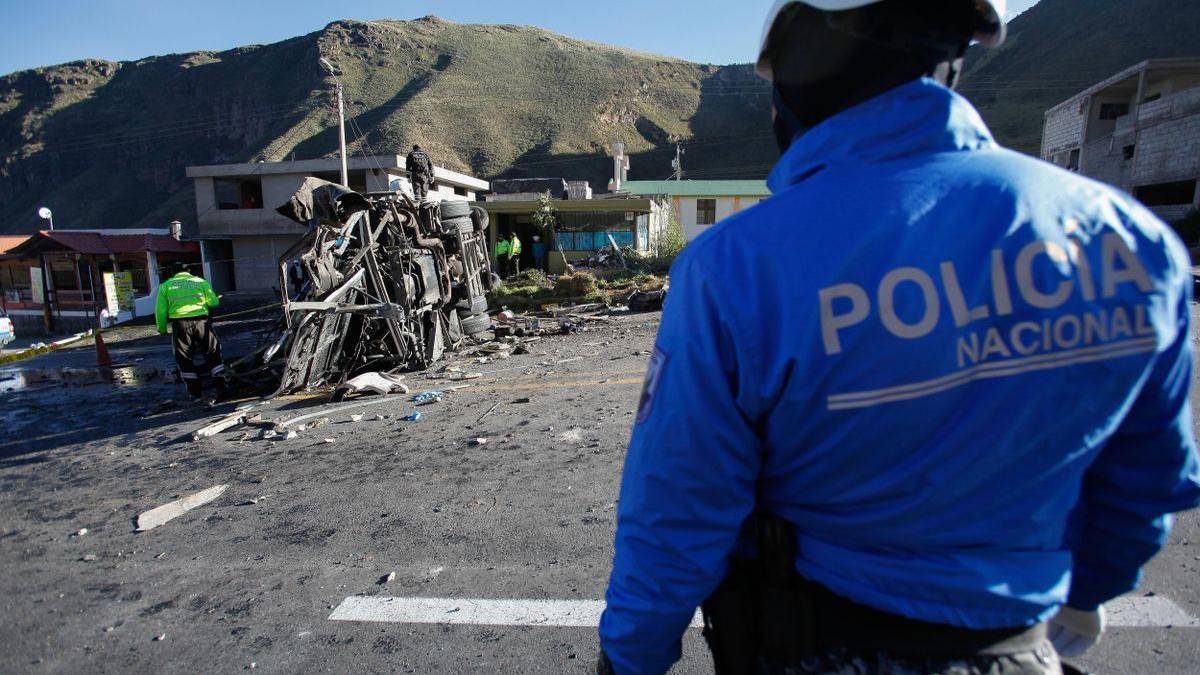 Un miembro de la policía de Ecuador ante un accidente, en una fotografía de archivo.