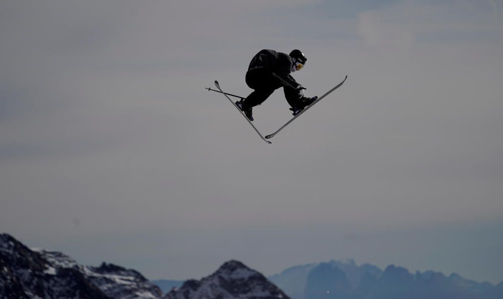 A skier jumps on the Stubaier glacier in ...