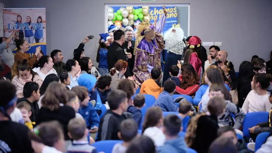 Los Reyes Magos se adelantan tres días y reparten regalos a 400 niños en la sede de Inpavi en La Corta
