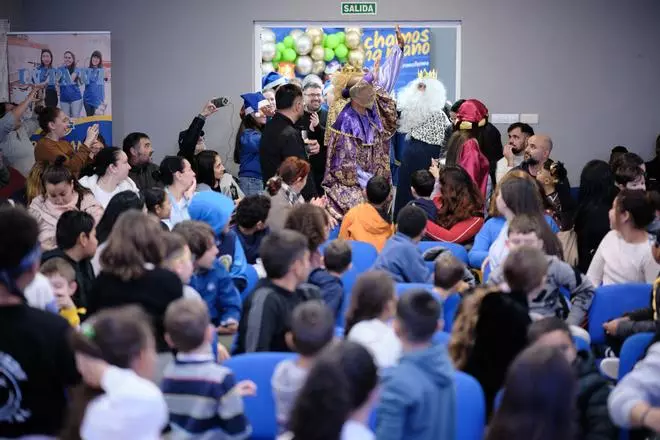 Fotos: Los Reyes Magos llevan regalos a la asociación Inpavi, en La Corta