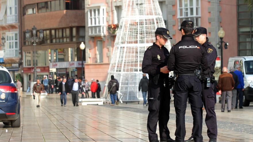 Agentes de Policía desplegados con el dispositivo.