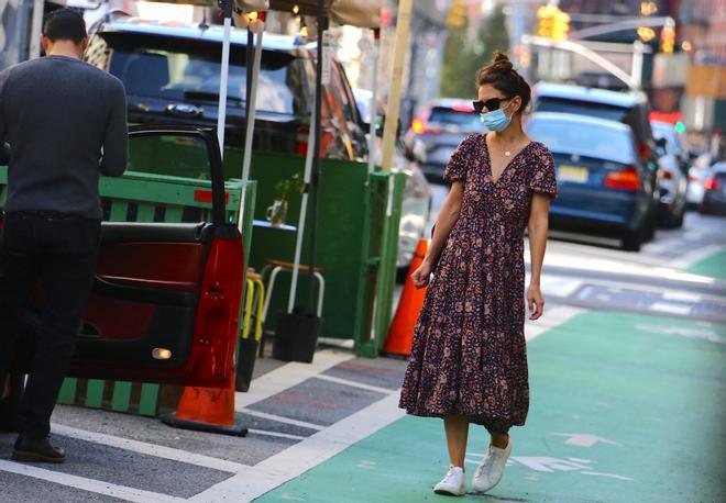 Katie Holmes, con un vestido midi con estampado de flores y zapatillas blancas