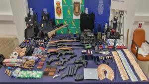 Armas, dinero y demás objetos incautados tras los registros.