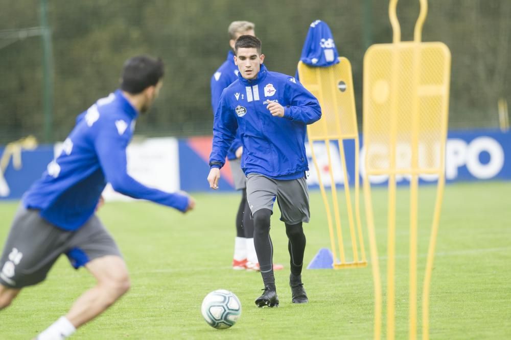 Luis César Sampedro dirigió a sus jugadores en un partido de once contra once en la ciudad deportiva de Abegondo.