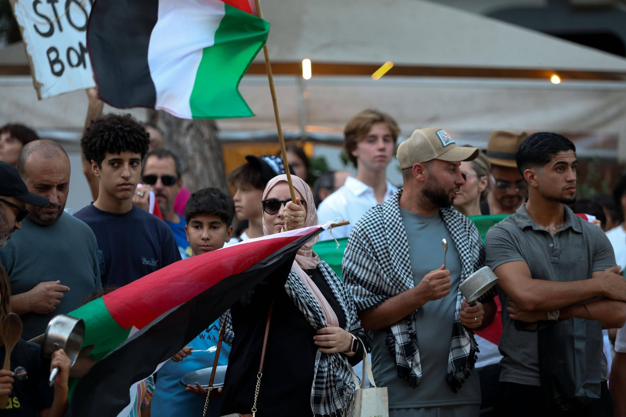 Concentración/Cacerolada convocada por la Plataforma de Solidaridad con el Pueblo Palestino bajo el lema Stop Holocausto Palestino