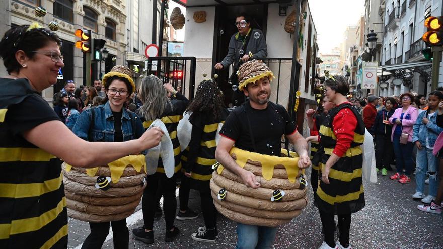 Los dibujos animados y la música protagonizan el desfile de collas de la Magdalena