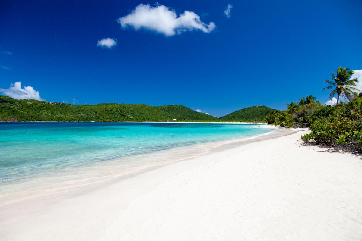La Playa Flamenco, ubicada en la isla de Culebra en Puerto Rico, es reconocida mundialmente por sus aguas turquesas cristalinas, arena blanca y forma de herradura. Famosa por sus tanques de guerra abandonados de la Segunda Guerra Mundial, es ideal para nadar y hacer snorkel.