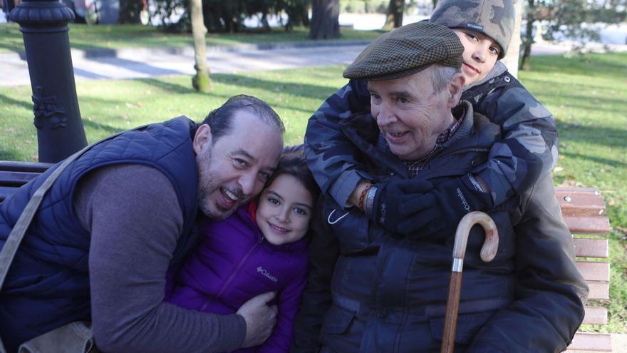 Borja Brañanova, con sus hijos, Sebastián y Olaya, y su padre, Ramón Alfredo, en la Navidad de 2021, en Oviedo. | Irma Collín