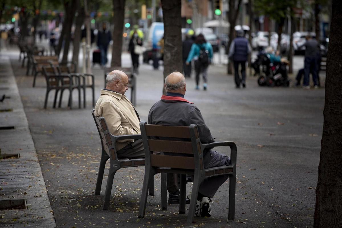 Dos jubilados en un parque de Barcelona.
