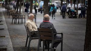 Dos jubilados en un parque de Barcelona.