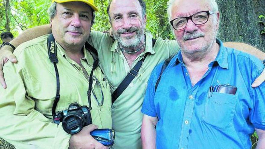 Mariano López, Tino Soriano y Javier Reverte, en el Parque Nacional de las Cataratas Victoria (Zimbabue).