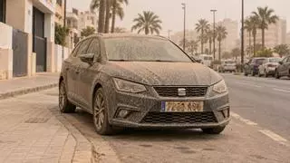 Multas de 200 euros para los conductores canarios que no hayan limpiado el coche tras la calima: la Policía puede parar los coches manchados de tierra