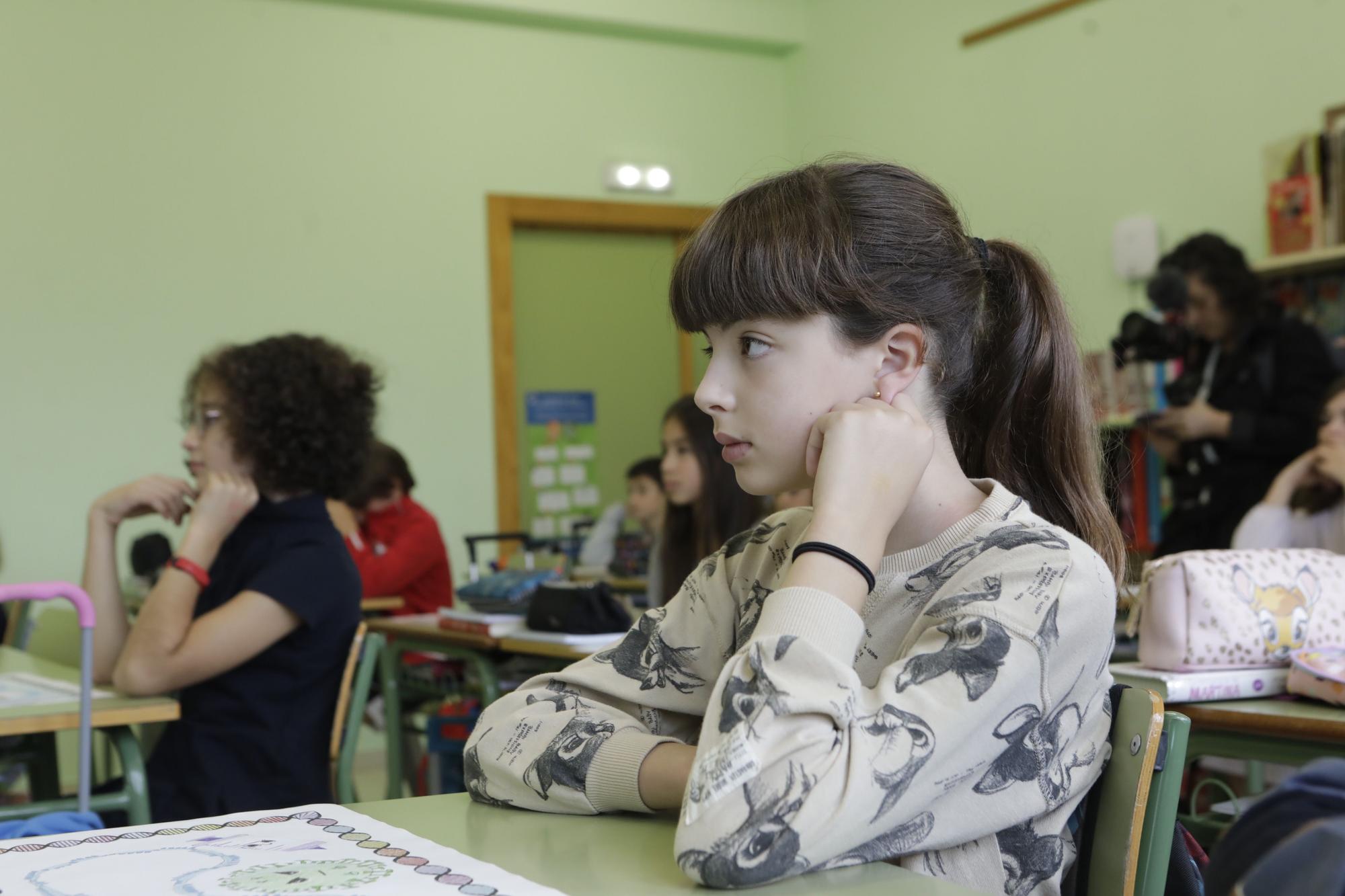 EN IMÁGENES: Philip Felgner, uno de los padres de la vacuna contra el covid, vuelve a Asturias y visita el colegio Clarin en Gijón