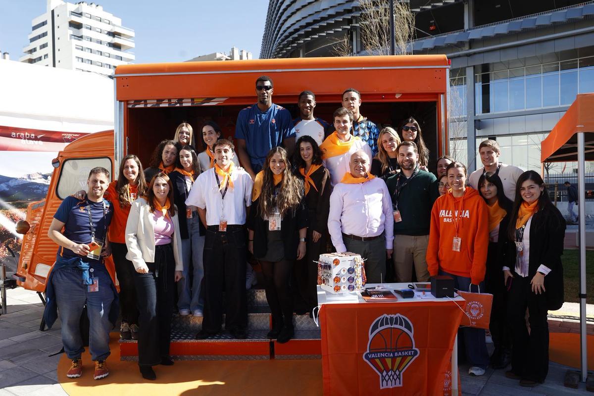 Algunos jugadores del Valencia Basket se pasan por la Fan Zone taronja