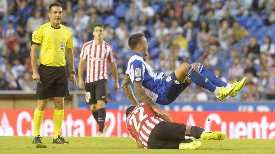 Joselu en el aire, con Raúl García en el suelo, en la acción de la lesión del deportivista en el partido de la pasada temporada.