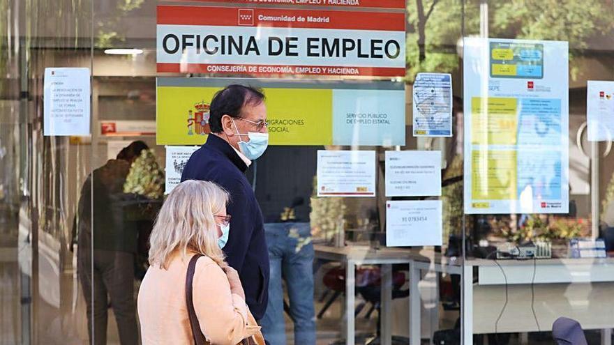 Dues persones passen per davant d&#039;una oficina d&#039;ocupació, en una imatge d&#039;arxiu