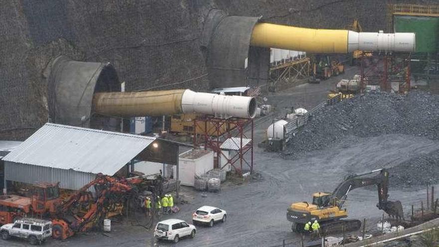 El siniestro fue en la vía izquierda del Túnel do Corno, en Laza. // B.L.