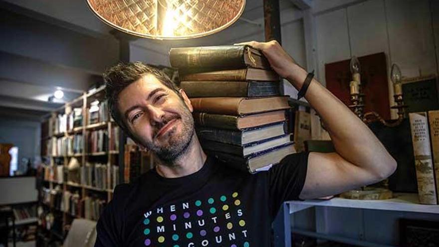 Luis Jaume, artista, autogestor en la librería ´Ideari´, promotor de ´poesía marica´.