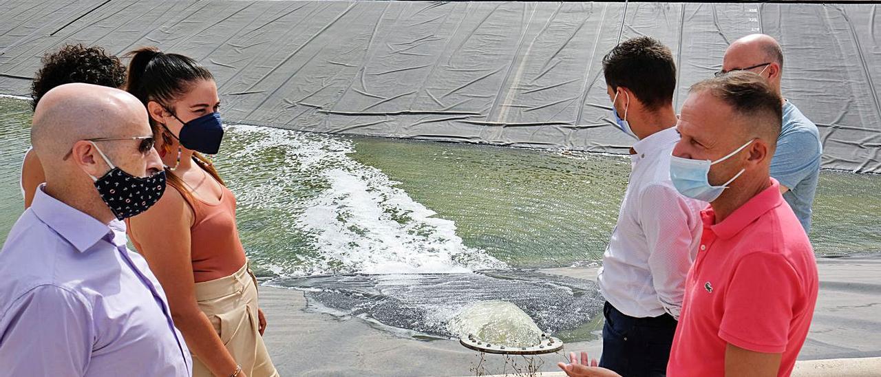 La consellera Mollà celebra con los agricultores la llegada del agua del Júcar. | ÁXEL ÁLVAREZ