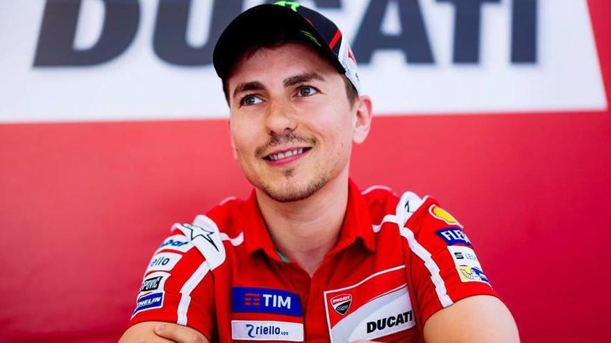 Jorge Lorenzo, en el box de su Ducati en uno de los Grandes Premios de la temporada.